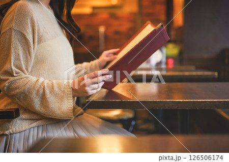 メニューを熟読する女性客 126506174