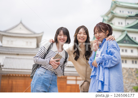 旅行をする女性のポートレート 126506177