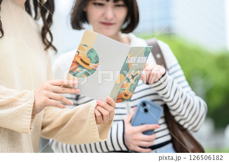 旅行中の女性 旅行中の女性 126506182