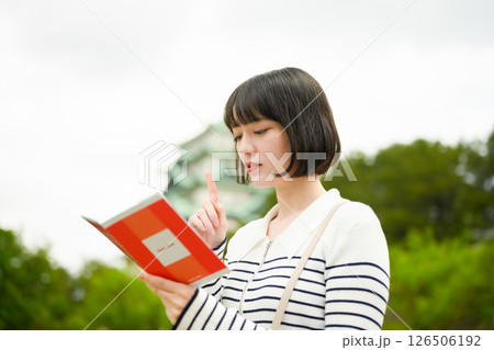 観光をする女性とガイドブック 126506192