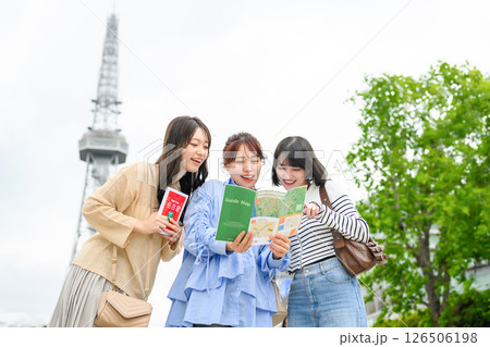 旅行中の女性グループ 旅行中の女性グループ 126506198