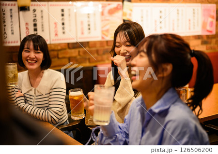 居酒屋でのワンシーン 126506200