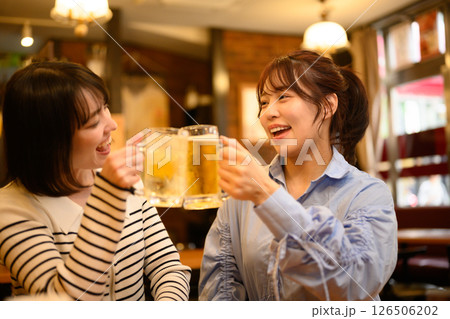 居酒屋利用の女性 居酒屋利用の女性 126506202