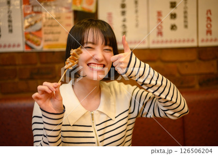 居酒屋利用の女性 126506204