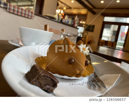 お洒落なカフェのうさぎ形ケーキ 126506657