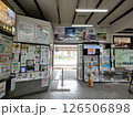 ローカル線の駅構内 126506898