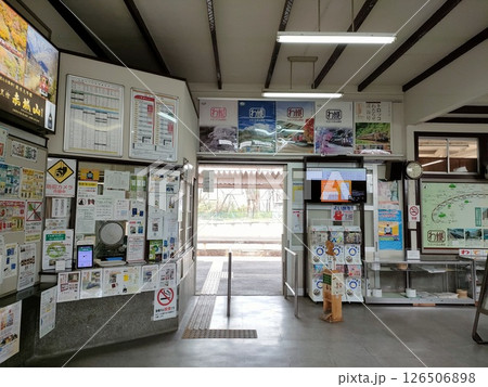 ローカル線の駅構内 ローカル線の駅構内 126506898