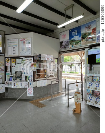 ローカル線の駅構内 126506899