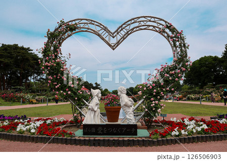 愛をつなぐアーチ 126506903