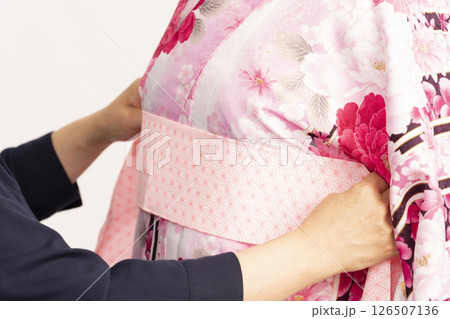 女袴の着付けをする工程　卒業袴 126507136