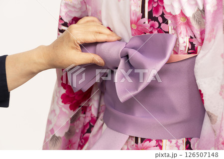 女袴の着付けをする工程　卒業袴 126507148