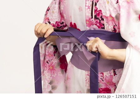 女袴の着付けをする工程　卒業袴 126507151