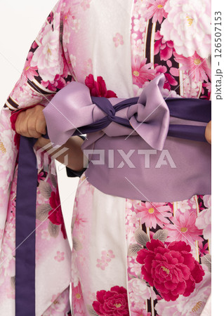 女袴の着付けをする工程　卒業袴 126507153