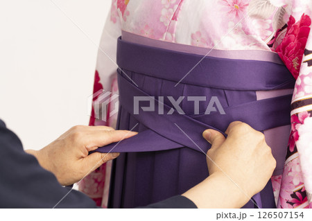 女袴の着付けをする工程　卒業袴 126507154