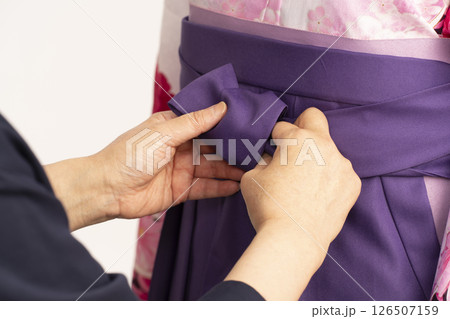 女袴の着付けをする工程　卒業袴 126507159