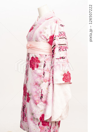 トルソーを使った女袴の着付けをする工程 卒業袴 126507222