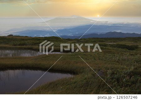 月山弥陀ヶ原湿原より夕景の鳥海山を眺望 月山弥陀ヶ原湿原より夕景の鳥海山を眺望 126507246