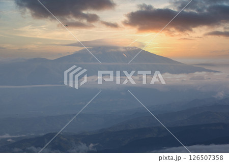 月山弥陀ヶ原湿原より夕景の鳥海山を眺望 126507358