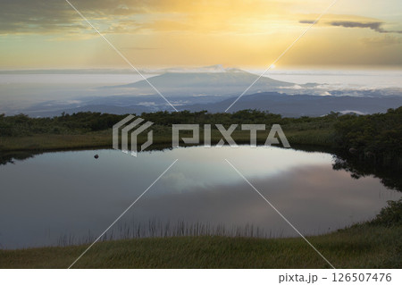 月山弥陀ヶ原湿原より夕景の鳥海山を眺望 126507476