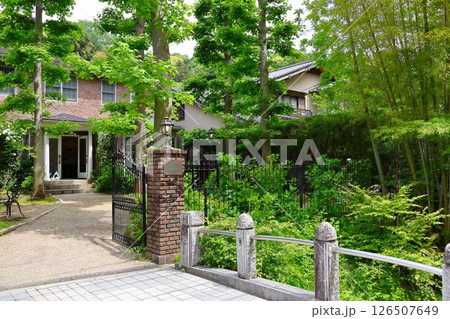 緑に囲まれた「北鎌倉 葉祥明美術館」(神奈川県鎌倉市山ノ内) 緑に囲まれた「北鎌倉 葉祥明美術館」(神奈川県鎌倉市山ノ内) 126507649