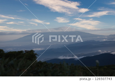 月山弥陀ヶ原湿原より鳥海山を眺望 126507743