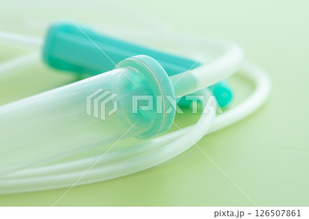 点滴チューブのクローズアップ　グリーンの背景 126507861