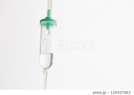 点滴が滴下する瞬間 点滴が滴下する瞬間 126507863
