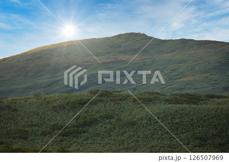 月山八合目より日の出の月山眺望 126507969