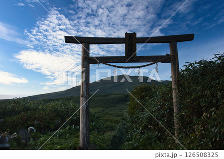 月山八合目鳥居より月山眺望 126508325