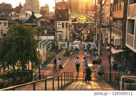 東京都 谷中ぎんざ・谷中銀座商店街 夕やけだんだんからの夕暮れ風景 谷根千散歩コース 東京都 谷中ぎんざ・谷中銀座商店街 夕やけだんだんからの夕暮れ風景 谷根千散歩コース 126508511