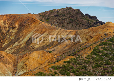 安達太良山・船明神山への稜線から見る馬ノ背を行く登山者 126508922