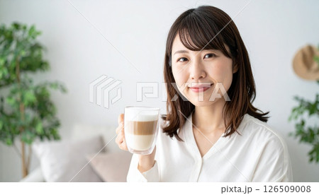 モダンリビングで味わうカフェラテの安らぎ モダンリビングで味わうカフェラテの安らぎ 126509008