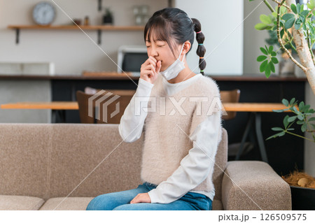 ソファで咳をする体調不良の小学生,中学生の女の子 ソファで咳をする体調不良の小学生,中学生の女の子 126509575