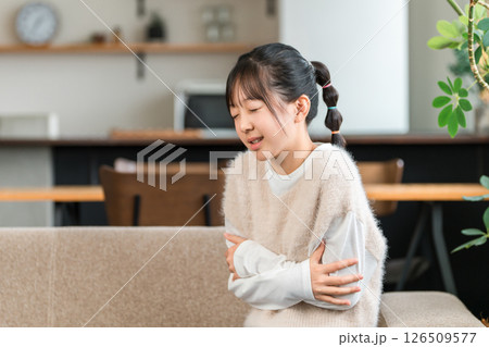 体調不良で寒気で震える小学生,中学生の女の子 126509577