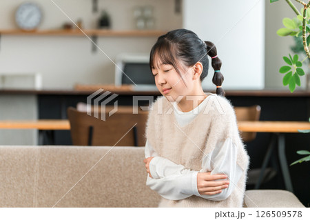 体調不良で寒気で震える小学生,中学生の女の子 126509578