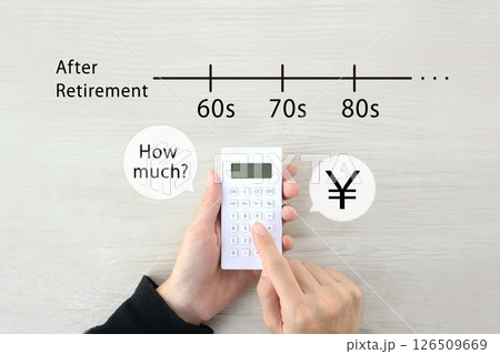 定年退職後の人生にお金がいくら必要かを計算する人物の手元のイメージ画像 定年退職後の人生にお金がいくら必要かを計算する人物の手元のイメージ画像 126509669