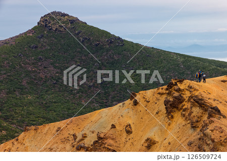 船明神山稜線の登山者と安達太良山山頂 船明神山稜線の登山者と安達太良山山頂 126509724