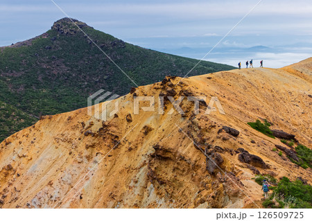 船明神山稜線の登山者と安達太良山山頂 126509725