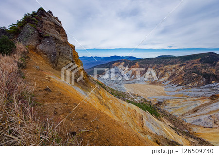 安達太良山・船明神山の岩峰と沼ノ平の火口原 126509730