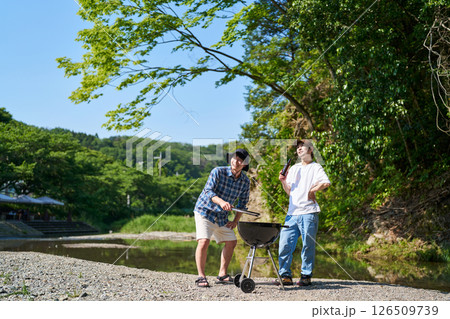 男性2人でバーベキュー 126509739