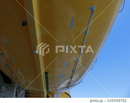 救命ボートの下 救命ボートの下 126509782