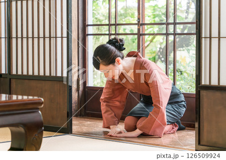 老舗の温泉旅館・高級旅館・宿坊で働く仲居さん・女将さん 126509924