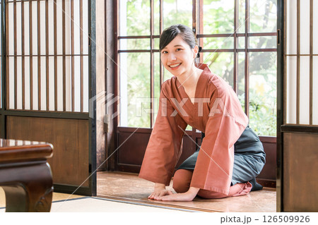老舗の温泉旅館・高級旅館・宿坊で働く仲居さん・女将さん 126509926