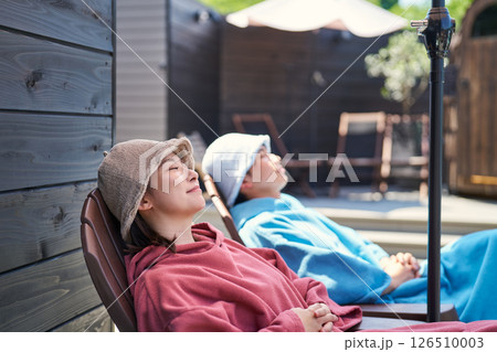 サウナから出て体を冷ます男女 126510003