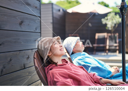 サウナから出て体を冷ます男女 サウナから出て体を冷ます男女 126510004