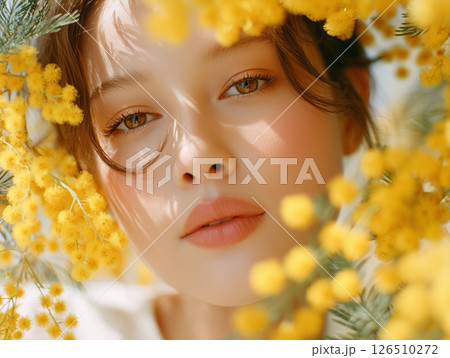 ミモザの花に囲まれた女性の美しい横顔 126510272