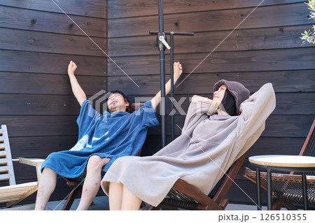 サウナから出て座って涼む男女 126510355