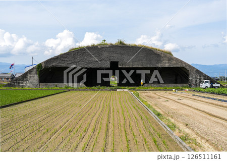 高知県南国市・前浜掩体群（田園風景に突如出現する戦争遺構・飛行機の格納庫） 126511161