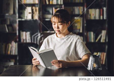 書斎で読書する若いアジア人女性（大学生） 126511491