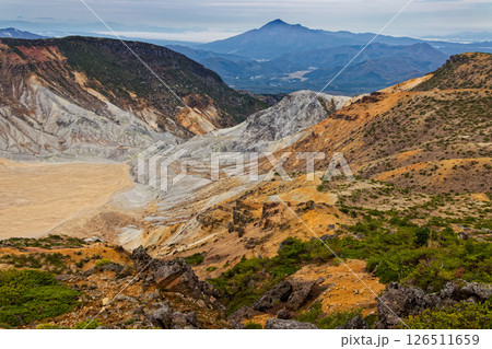 安達太良山・鉄山から見る沼ノ平火口原と磐梯山 126511659